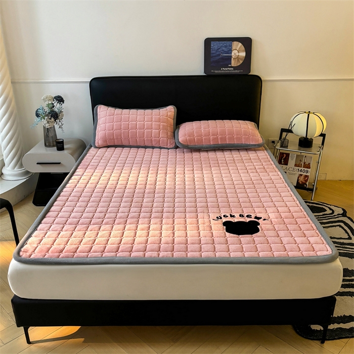 91家纺网 家纺一手货源 找家纺 喜居 2025新款luck熊牛奶绒床垫床褥子床护垫 LUCK熊-粉