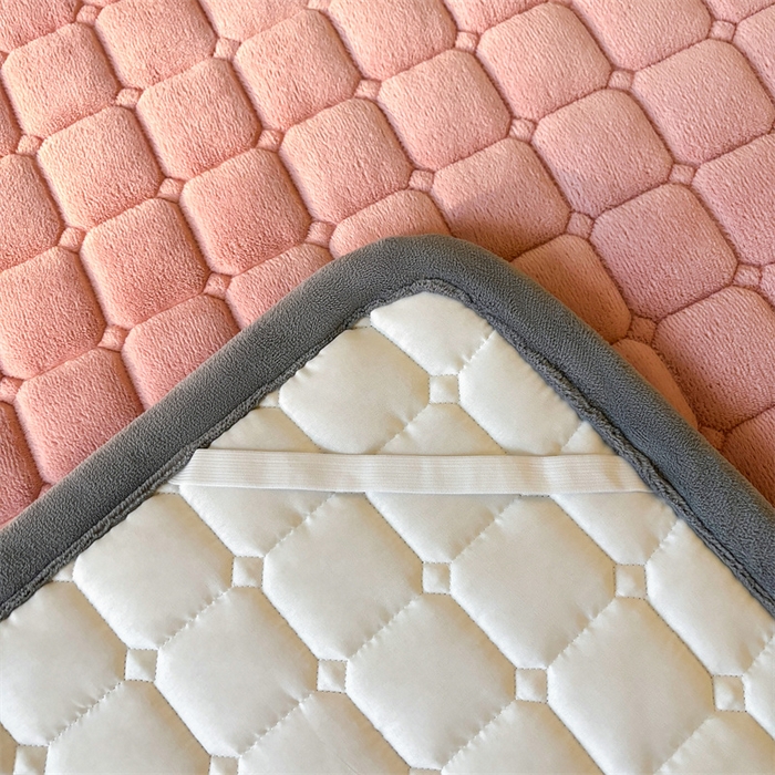 91家纺网 家纺一手货源 找家纺 喜居 2025新款luck熊牛奶绒床垫床褥子床护垫 LUCK熊-粉