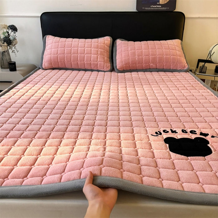 91家纺网 家纺一手货源 找家纺 喜居 2025新款luck熊牛奶绒床垫床褥子床护垫 LUCK熊-粉
