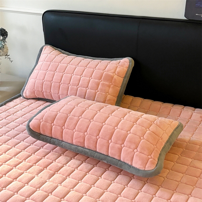 91家纺网 家纺一手货源 找家纺 喜居 2025新款luck熊牛奶绒床垫床褥子床护垫 LUCK熊-粉