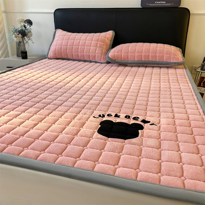91家纺网 家纺一手货源 找家纺 喜居 2025新款luck熊牛奶绒床垫床褥子床护垫 LUCK熊-粉