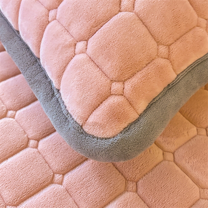 91家纺网 家纺一手货源 找家纺 喜居 2025新款luck熊牛奶绒床垫床褥子床护垫 LUCK熊-粉