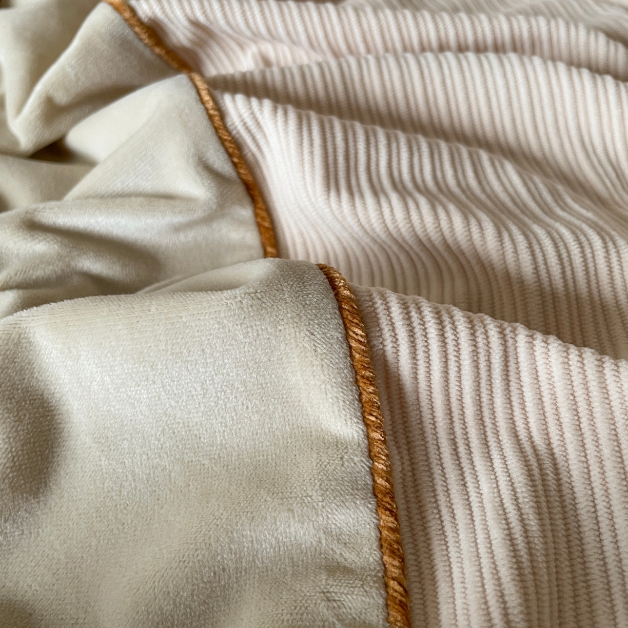 91家纺网 家纺一手货源 找家纺 羚羊语家纺 2025新款280克灯芯绒婴儿绒四件套高级嵌绳拼接款水晶绒宝宝绒牛奶绒床单床笠款三件套-奶芙绒系列 微醺午后