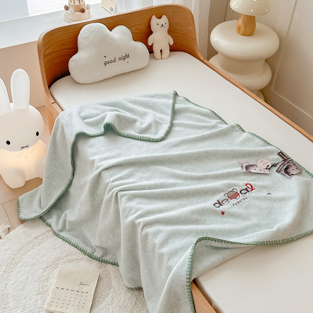 91家纺网 家纺一手货源 找家纺 小欢喜 2025新款多功能双面高克重獭獭绒盖毯 灰绿