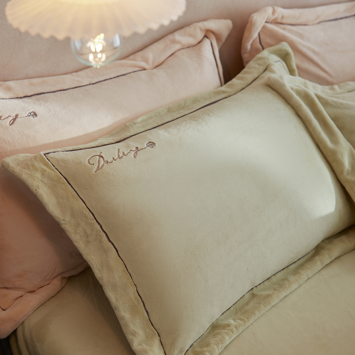 91家纺网 家纺一手货源 找家纺 蓝梦 2025新款亲肤舒适牛奶绒四件套-蔓蒂丝系列 浅绿