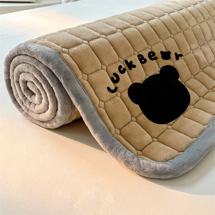 91家纺网 家纺一手货源 找家纺 喜居 2025新款luck熊牛奶绒床垫床褥子床护垫 LUCK熊-咖