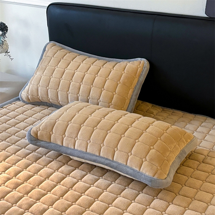 91家纺网 家纺一手货源 找家纺 喜居 2025新款luck熊牛奶绒床垫床褥子床护垫 LUCK熊-咖