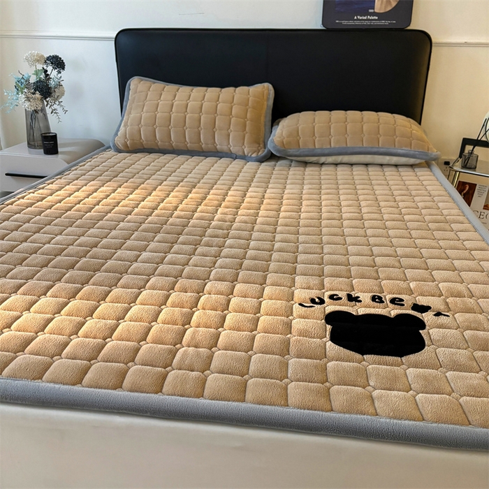 91家纺网 家纺一手货源 找家纺 喜居 2025新款luck熊牛奶绒床垫床褥子床护垫 LUCK熊-咖