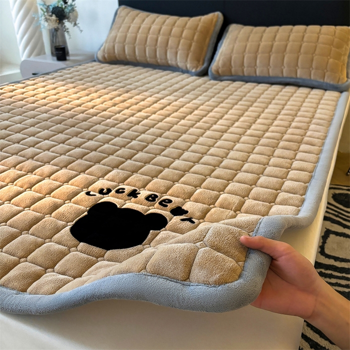 91家纺网 家纺一手货源 找家纺 喜居 2025新款luck熊牛奶绒床垫床褥子床护垫 LUCK熊-咖