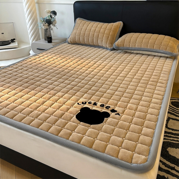 91家纺网 家纺一手货源 找家纺 喜居 2025新款luck熊牛奶绒床垫床褥子床护垫 LUCK熊-咖