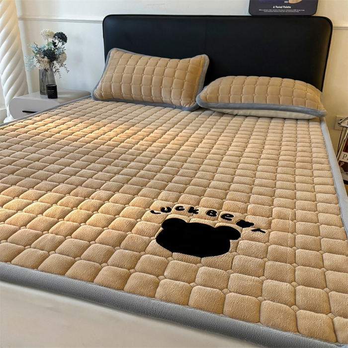 91家纺网 家纺一手货源 找家纺 喜居 2025新款luck熊牛奶绒床垫床褥子床护垫 LUCK熊-咖