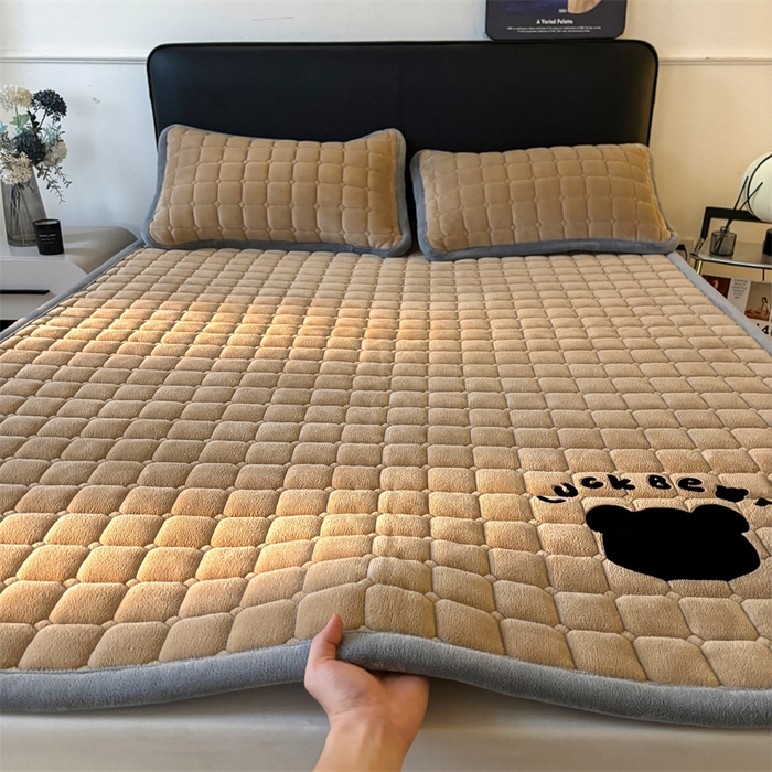 91家纺网 家纺一手货源 找家纺 喜居 2025新款luck熊牛奶绒床垫床褥子床护垫 LUCK熊-咖