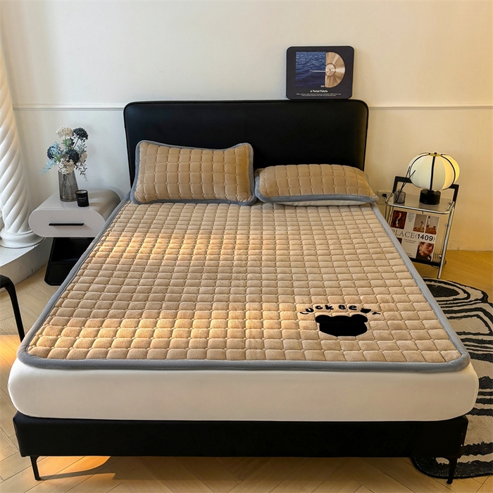 91家纺网 家纺一手货源 找家纺 喜居 2025新款luck熊牛奶绒床垫床褥子床护垫 LUCK熊-咖