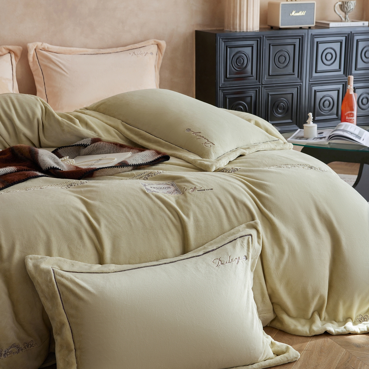 91家纺网 家纺一手货源 找家纺 蓝梦 2025新款亲肤舒适牛奶绒四件套-蔓蒂丝系列 浅绿