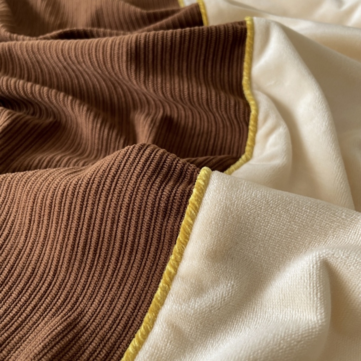 91家纺网 家纺一手货源 找家纺 羚羊语家纺 2025新款280克灯芯绒婴儿绒四件套高级嵌绳拼接款水晶绒宝宝绒牛奶绒床单床笠款三件套-奶芙绒系列 榛果奶茶