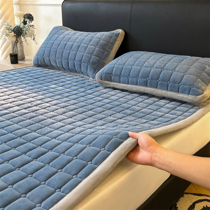 91家纺网 家纺一手货源 找家纺 喜居 2025新款luck熊牛奶绒床垫床褥子床护垫 LUCK熊-蓝