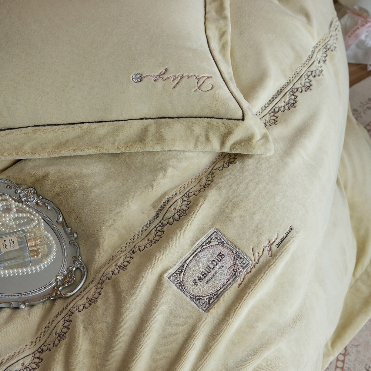 91家纺网 家纺一手货源 找家纺 蓝梦 2025新款亲肤舒适牛奶绒四件套-蔓蒂丝系列 浅绿