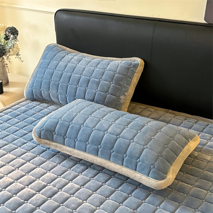 91家纺网 家纺一手货源 找家纺 喜居 2025新款luck熊牛奶绒床垫床褥子床护垫 LUCK熊-蓝