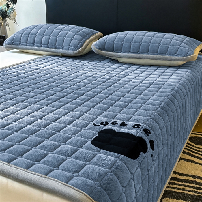 91家纺网 家纺一手货源 找家纺 喜居 2025新款luck熊牛奶绒床垫床褥子床护垫 LUCK熊-蓝