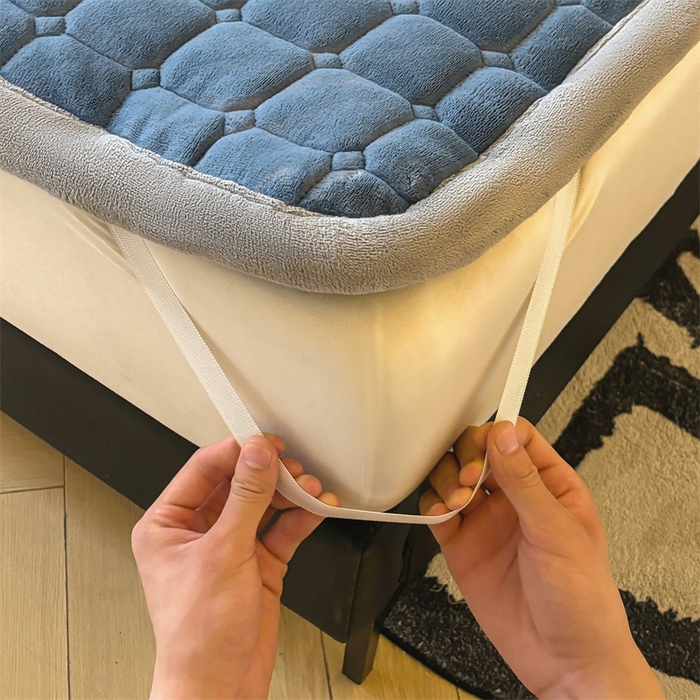 91家纺网 家纺一手货源 找家纺 喜居 2025新款luck熊牛奶绒床垫床褥子床护垫 LUCK熊-蓝