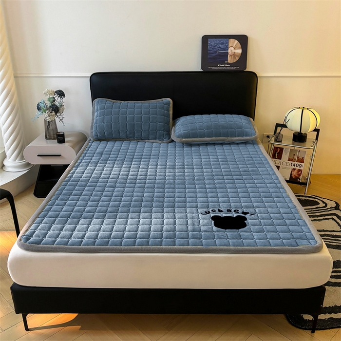 91家纺网 家纺一手货源 找家纺 喜居 2025新款luck熊牛奶绒床垫床褥子床护垫 LUCK熊-蓝