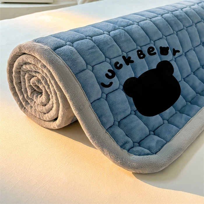 91家纺网 家纺一手货源 找家纺 喜居 2025新款luck熊牛奶绒床垫床褥子床护垫 LUCK熊-蓝