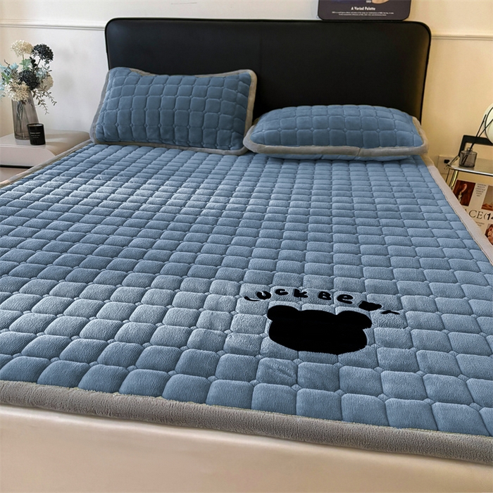 91家纺网 家纺一手货源 找家纺 喜居 2025新款luck熊牛奶绒床垫床褥子床护垫 LUCK熊-蓝