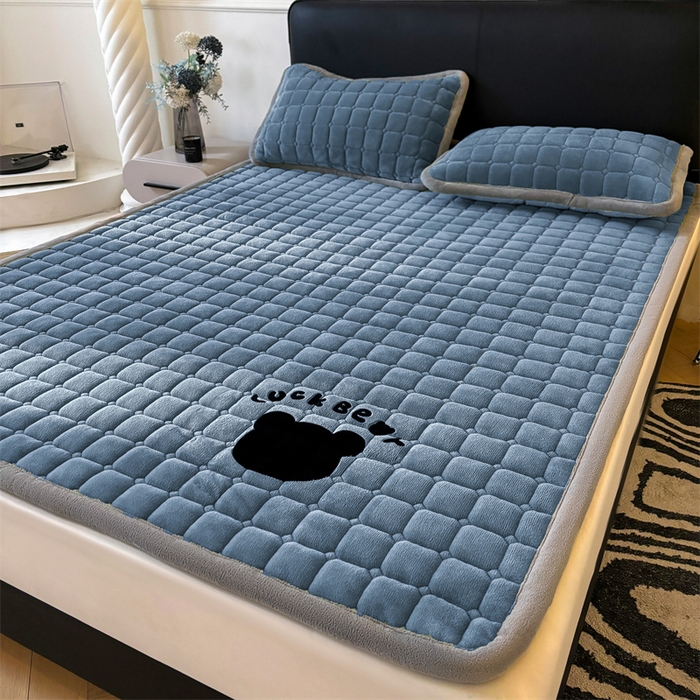 91家纺网 家纺一手货源 找家纺 喜居 2025新款luck熊牛奶绒床垫床褥子床护垫 LUCK熊-蓝