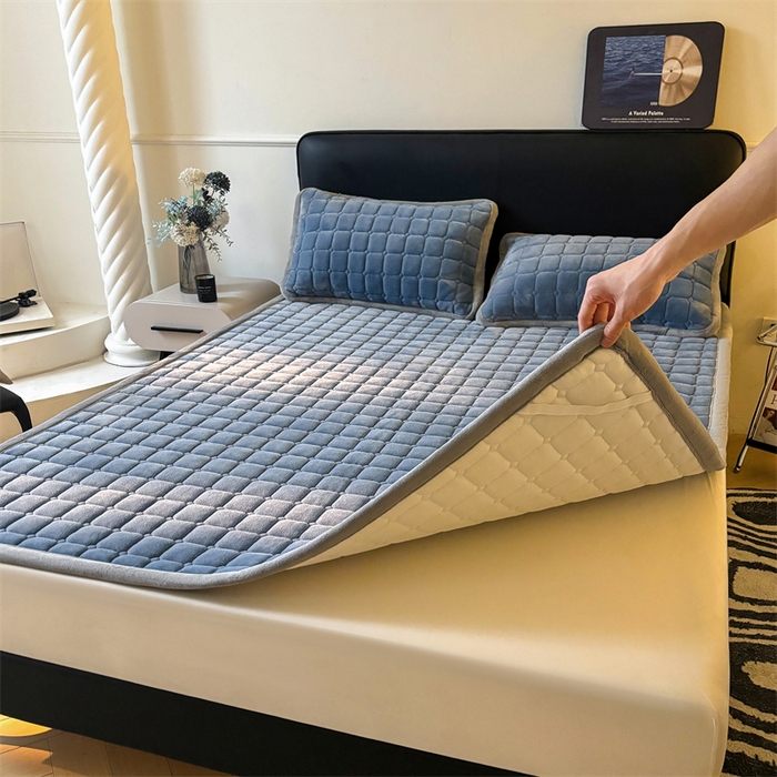 91家纺网 家纺一手货源 找家纺 喜居 2025新款luck熊牛奶绒床垫床褥子床护垫 LUCK熊-蓝