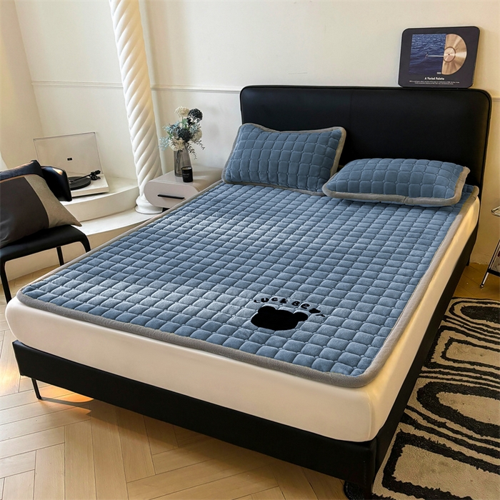 91家纺网 家纺一手货源 找家纺 喜居 2025新款luck熊牛奶绒床垫床褥子床护垫 LUCK熊-蓝