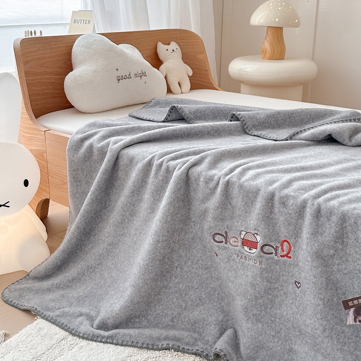 91家纺网 家纺一手货源 找家纺 小欢喜 2025新款多功能双面高克重獭獭绒盖毯 灰色