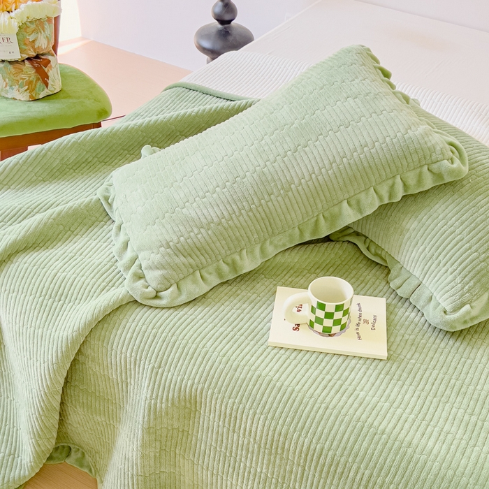 91家纺网 家纺一手货源 找家纺 乐野家居 2025新款A类加厚素色牛奶绒床盖系列 森林绿