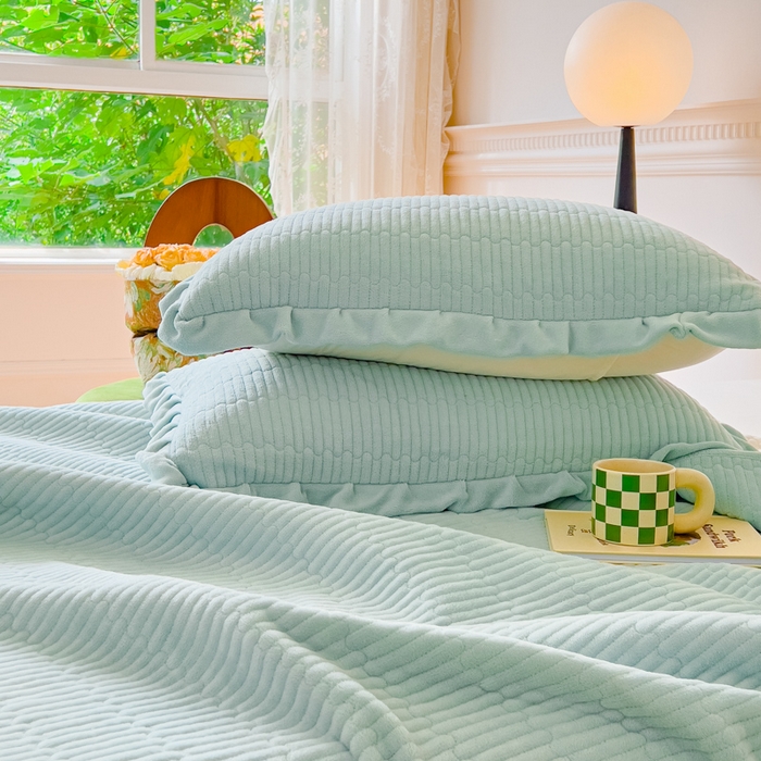 91家纺网 家纺一手货源 找家纺 乐野家居 2025新款A类加厚素色牛奶绒床盖系列 冰湖蓝