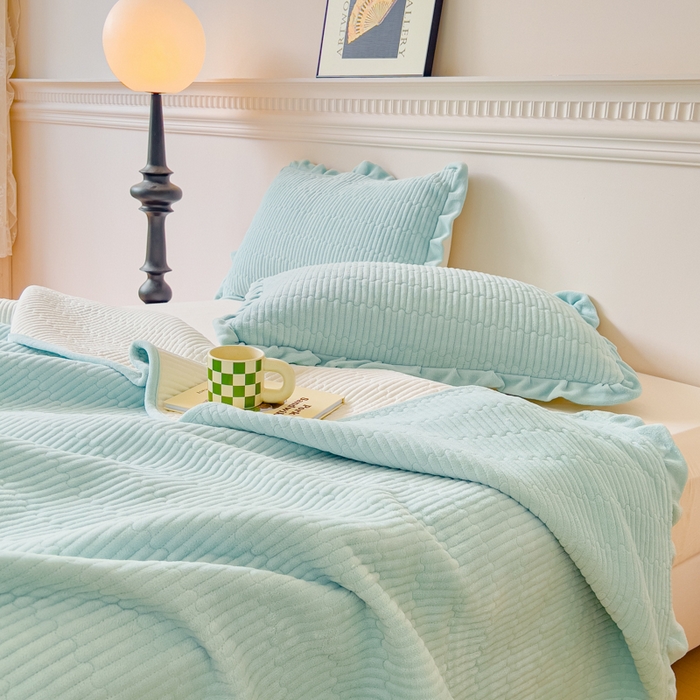 91家纺网 家纺一手货源 找家纺 乐野家居 2025新款A类加厚素色牛奶绒床盖系列 冰湖蓝