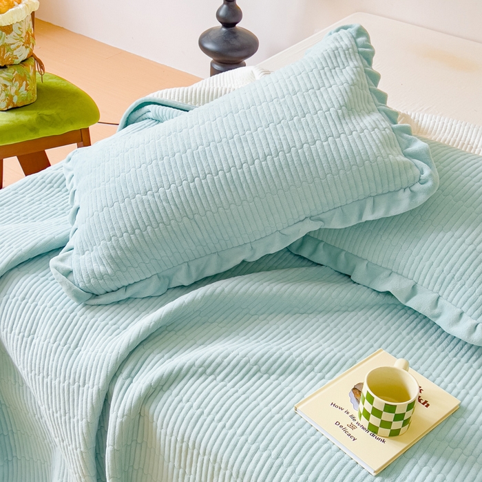 91家纺网 家纺一手货源 找家纺 乐野家居 2025新款A类加厚素色牛奶绒床盖系列 冰湖蓝