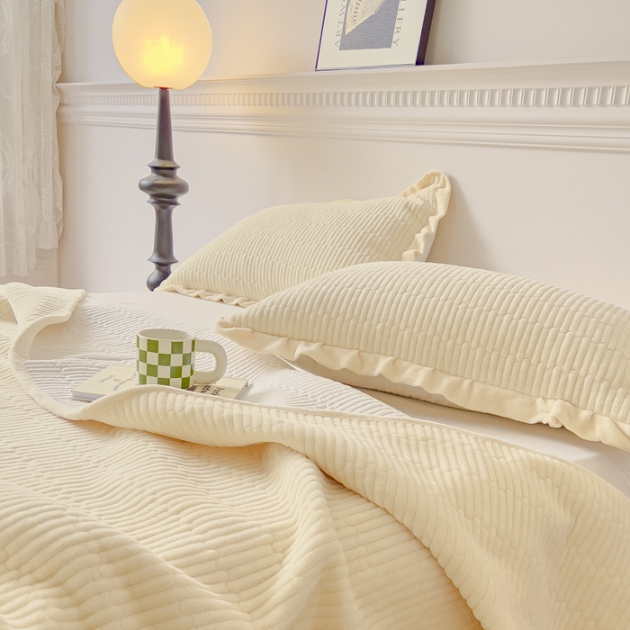 91家纺网 家纺一手货源 找家纺 乐野家居 2025新款A类加厚素色牛奶绒床盖系列 奶油黄