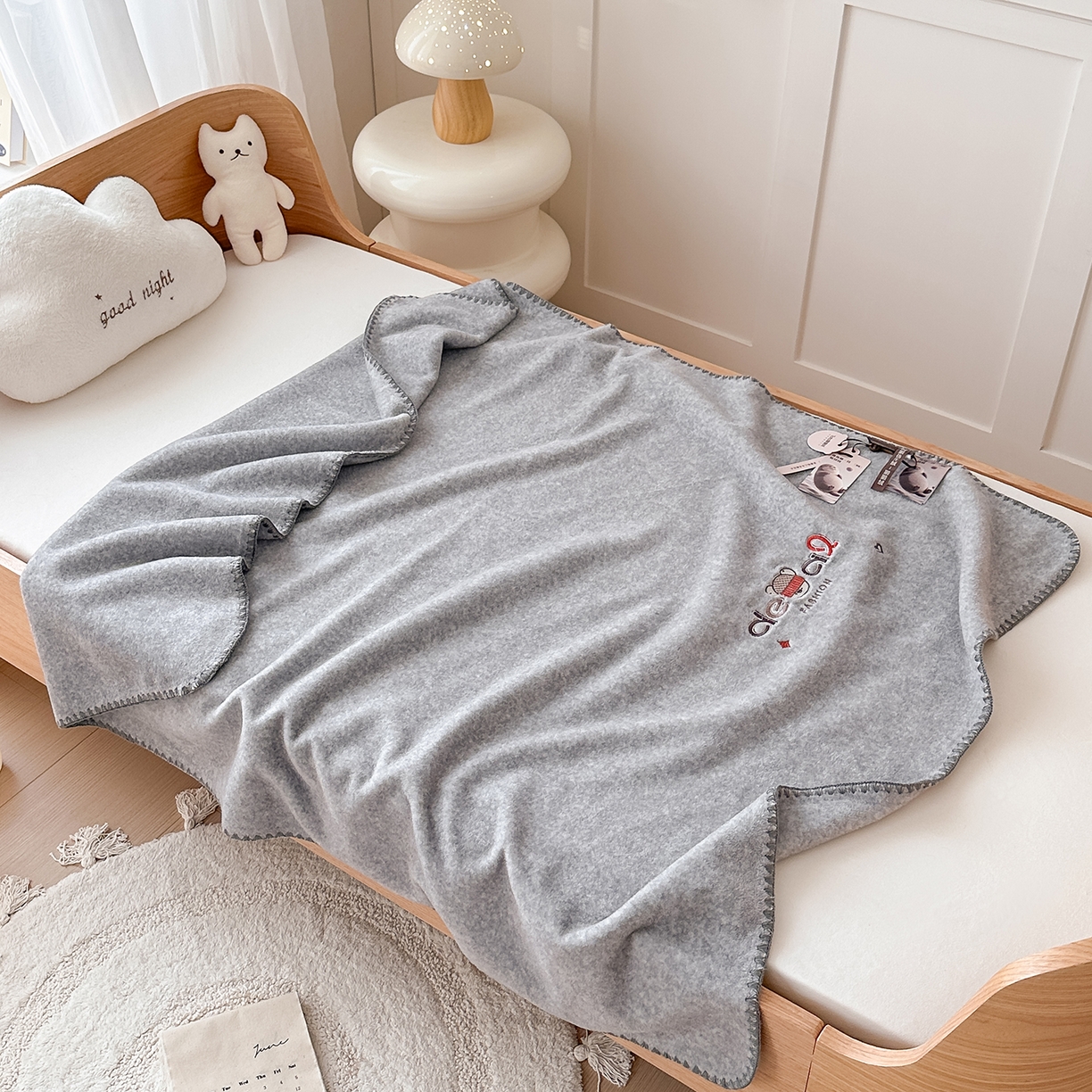 91家纺网 家纺一手货源 找家纺 小欢喜 2025新款多功能双面高克重獭獭绒盖毯 灰色