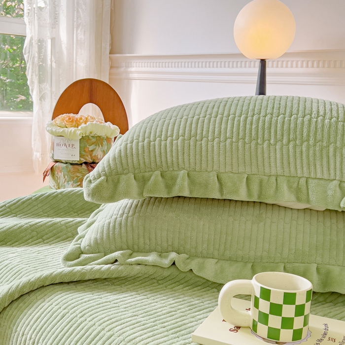 91家纺网 家纺一手货源 找家纺 乐野家居 2025新款A类加厚素色牛奶绒床盖系列 森林绿