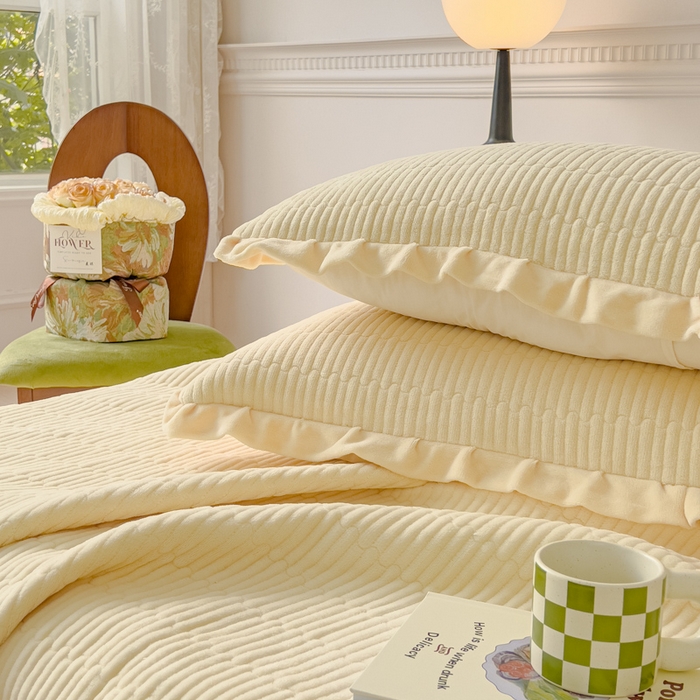 91家纺网 家纺一手货源 找家纺 乐野家居 2025新款A类加厚素色牛奶绒床盖系列 奶油黄