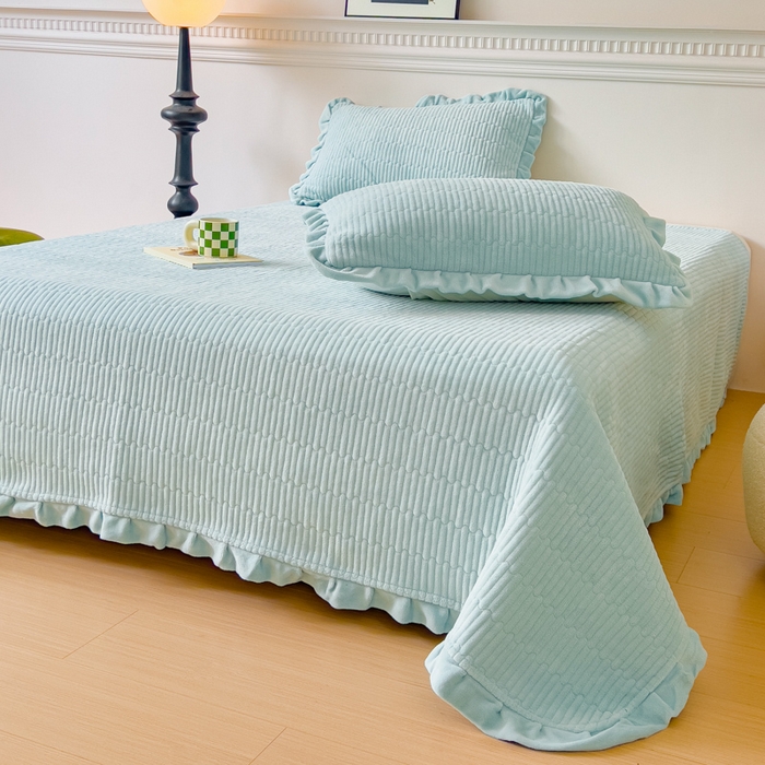 91家纺网 家纺一手货源 找家纺 乐野家居 2025新款A类加厚素色牛奶绒床盖系列 冰湖蓝