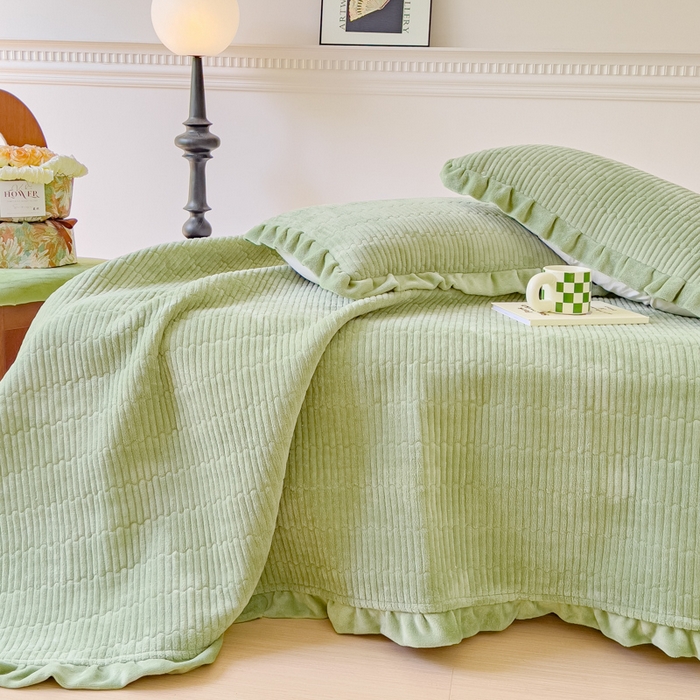 91家纺网 家纺一手货源 找家纺 乐野家居 2025新款A类加厚素色牛奶绒床盖系列 森林绿