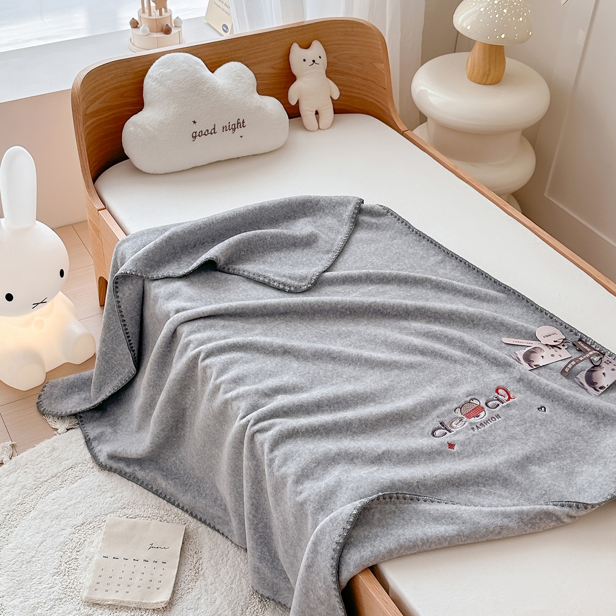 91家纺网 家纺一手货源 找家纺 小欢喜 2025新款多功能双面高克重獭獭绒盖毯 灰色