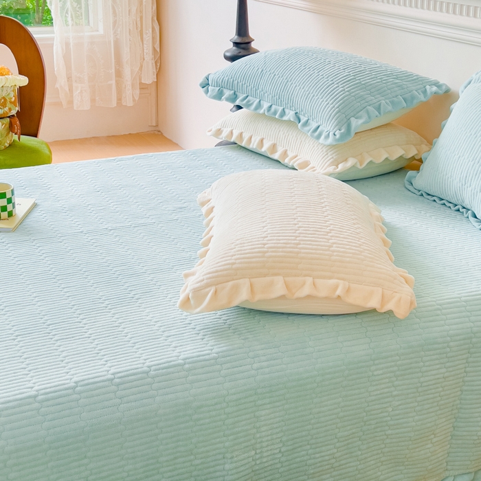 91家纺网 家纺一手货源 找家纺 乐野家居 2025新款A类加厚素色牛奶绒床盖系列 冰湖蓝