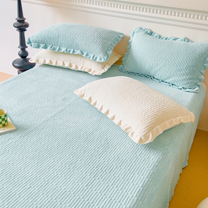 91家纺网 家纺一手货源 找家纺 乐野家居 2025新款A类加厚素色牛奶绒床盖系列 冰湖蓝