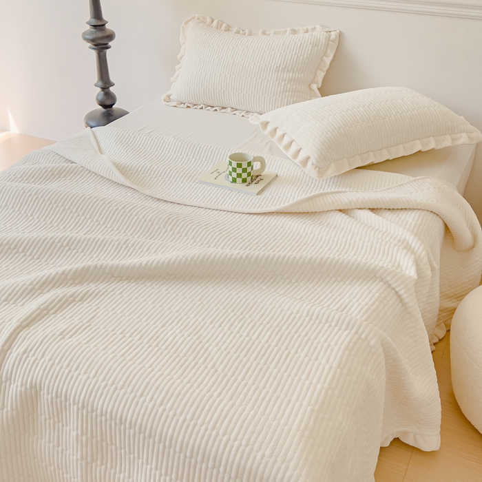 91家纺网 家纺一手货源 找家纺 乐野家居 2025新款A类加厚素色牛奶绒床盖系列 珍珠白