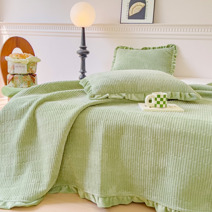 91家纺网 家纺一手货源 找家纺 乐野家居 2025新款A类加厚素色牛奶绒床盖系列 森林绿