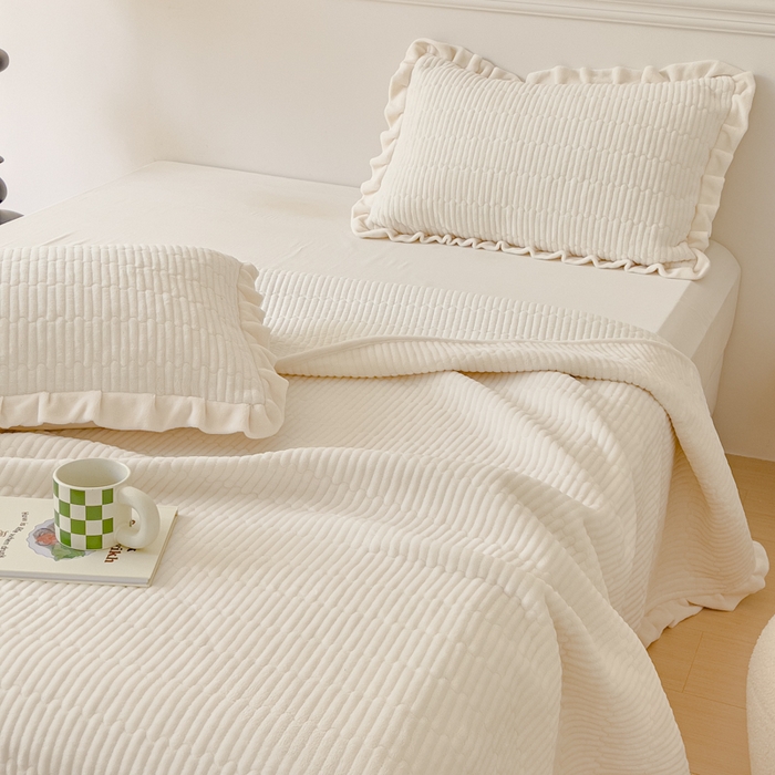 91家纺网 家纺一手货源 找家纺 乐野家居 2025新款A类加厚素色牛奶绒床盖系列 珍珠白