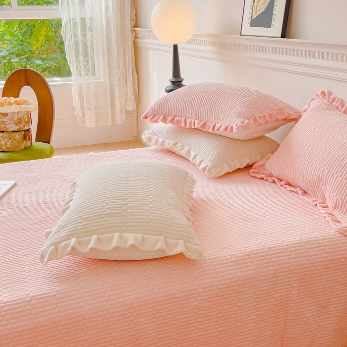 91家纺网 家纺一手货源 找家纺 乐野家居 2025新款A类加厚素色牛奶绒床盖系列 梦幻粉