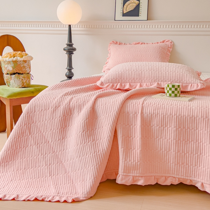 91家纺网 家纺一手货源 找家纺 乐野家居 2025新款A类加厚素色牛奶绒床盖系列 梦幻粉