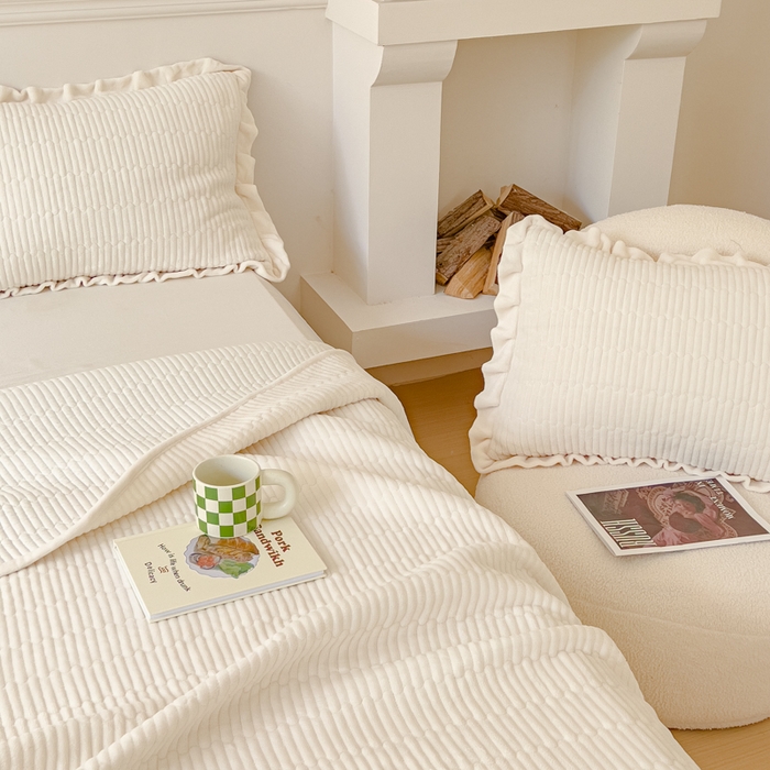 91家纺网 家纺一手货源 找家纺 乐野家居 2025新款A类加厚素色牛奶绒床盖系列 珍珠白